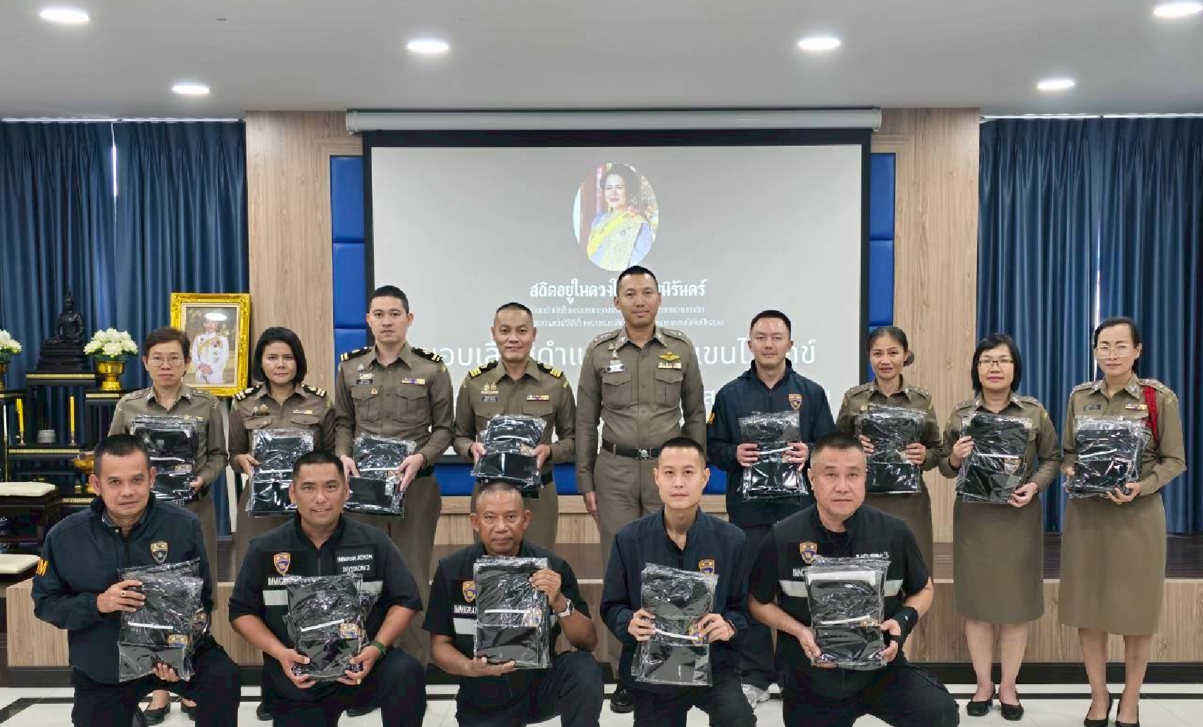 �ͺ������մ���л�͡ᢹ���ء�� ������㹡�û�Ժѵ�˹�ҷ��  ��������ʴԡ�� ���ҧ��ѭ��С��ѧ���������Ҫ��õ��Ǩ��ѧ�Ѵ ��.��.��ط�ʧ����